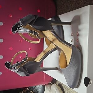 Like new, women's LC by Lauren Conrad grey bow detail heels.size 6